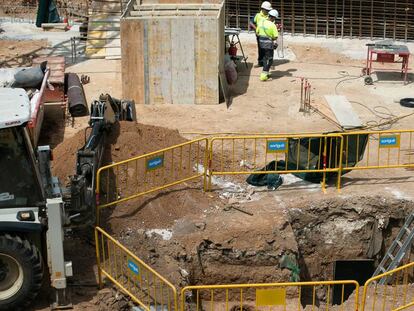 Zona vallada al lloc on s'estan fent les obres.