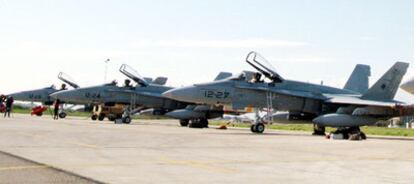 Miembros de la fuerza aérea española junto a un F-18 en una base italiana.