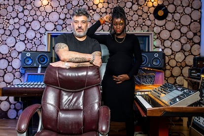 El productor español David Kano y la cantante senegalesa Fakeba posan en el estudio El Silencio, en Madrid.