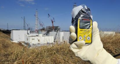 Medici&oacute;n de radiaci&oacute;n en las inmediaciones de la central nuclear de Fukushima. 