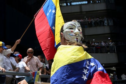 La oposición venezolana ha mantenido este miércoles el pulso en la calle ante el cerco y la represión del chavismo. Miles de simpatizantes de María Corina Machado se han concentrado en el este de Caracas, donde se ha sumado la veterana política.