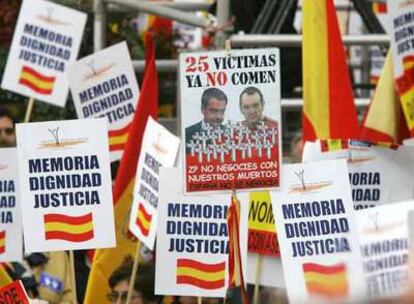 Miles de personas se manifiestan en la plaza de Colón de Madrid.