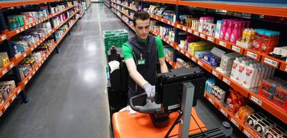 Un trabajador de Mercadona en uno de sus centros logísticos.