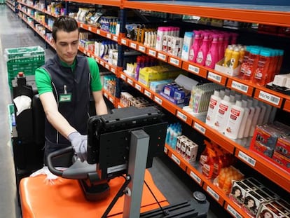 Un trabajador de Mercadona en uno de sus centros logísticos.