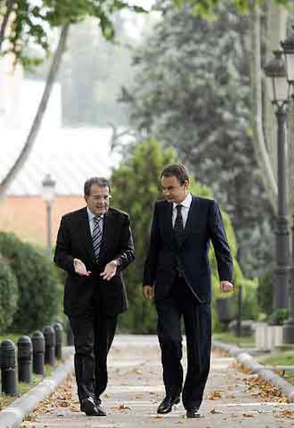 Prodi y Zapatero charlan en los jardines de La Moncloa.