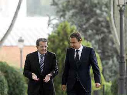 Prodi y Zapatero charlan en los jardines de La Moncloa.