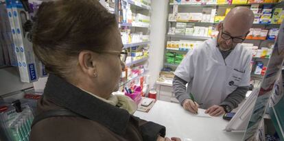 Una pensionista en una farmacia de Madrid.
