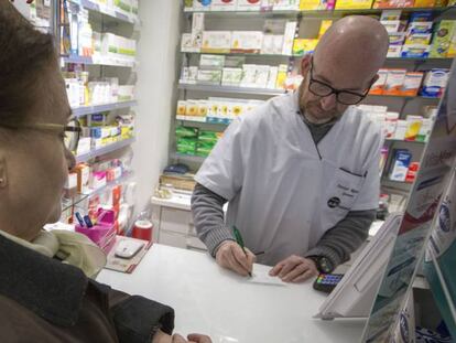 Una pensionista en una farmacia de Madrid. 