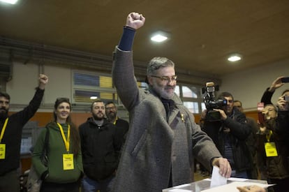 El candidat de la CUP, Carles Riera, ha votat al collegi Pere IV de Barcelona.