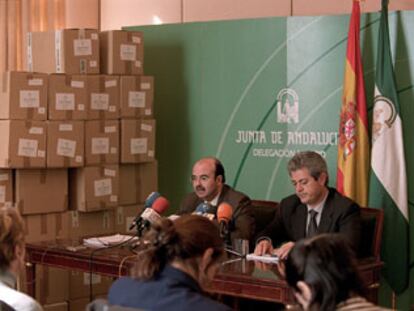 Los consejeros andaluces Gaspar Zarrías y Francisco Vallejo, al demandar en 2002 a las tabacaleras.