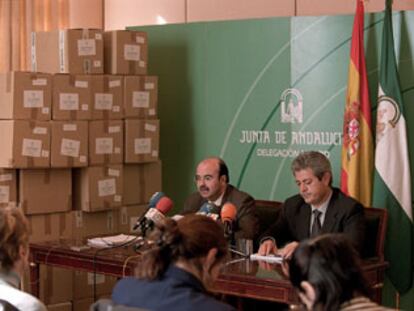 Los consejeros andaluces Gaspar Zarrías y Francisco Vallejo, al demandar en 2002 a las tabacaleras.