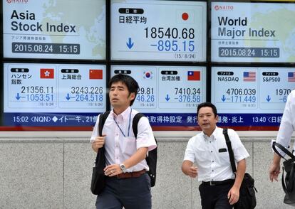 Aquest inici tan negatiu de la setmana a les borses xineses i de Hong Kong s'ha produït malgrat la decisió anunciada pel Govern xinès de permetre als fons de pensions del país invertir fins a un màxim d'un 30% dels seus actius en borsa. A la imatge, panell de cotització en un carrer de Tòquio (Japó).