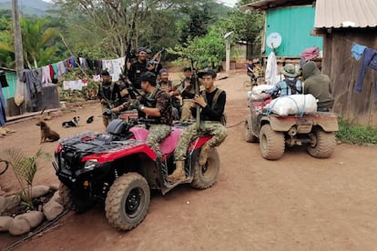 Miembros del Cartel de Sinaloa muestran su armamento en una fotografía del libro Sicario Warfare