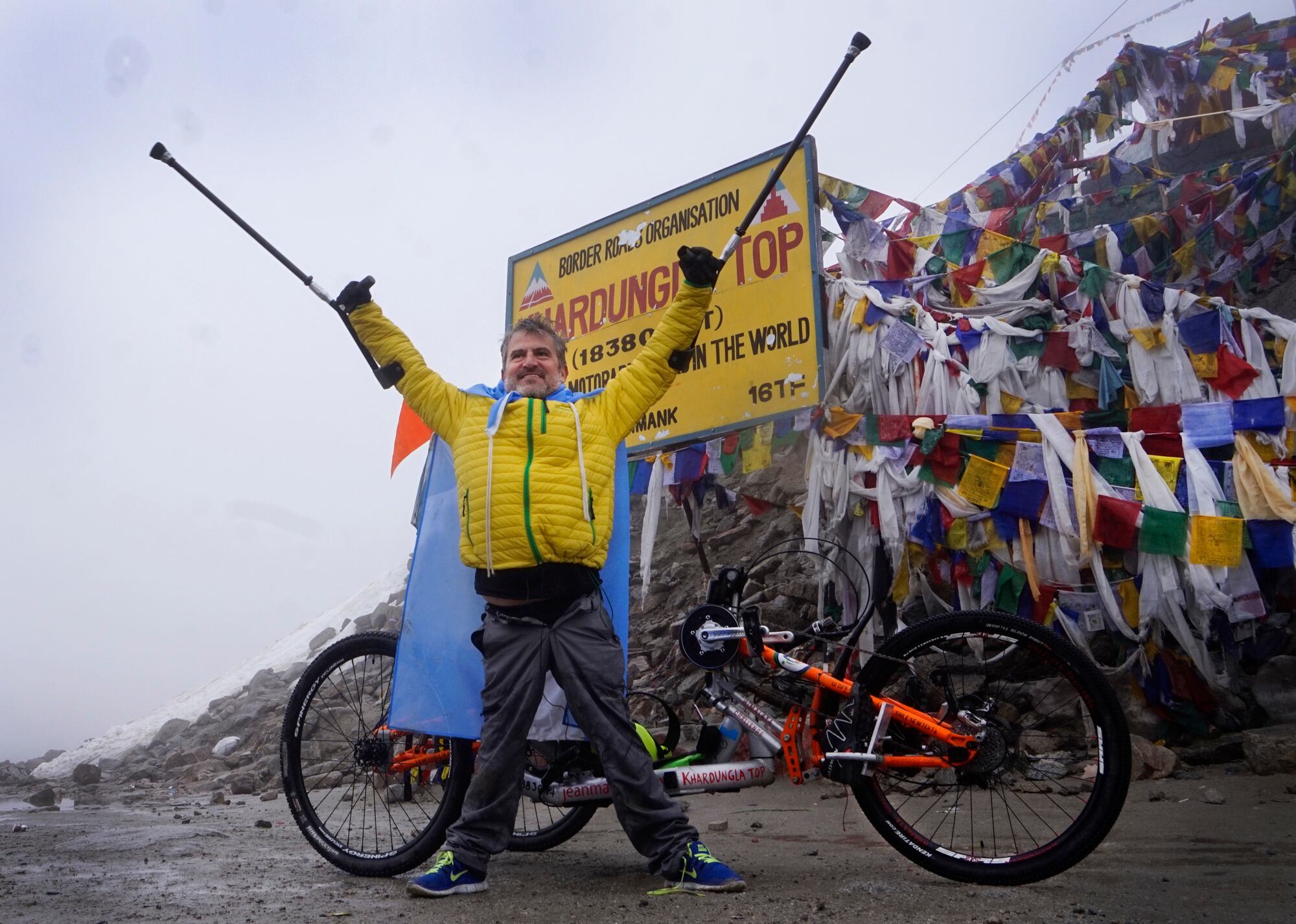 Jean Maggi haciendo cumbre a 5.600 metros de altura en la cima de Khardung, el punto más alto de su travesía por el Himalaya.