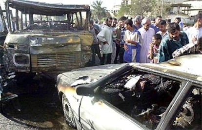 Más de 20 niños que se dirigían a la escuela han muerto tras la explosión del autobús en que viajaban, en uno de los ataques suicidas en Basora.