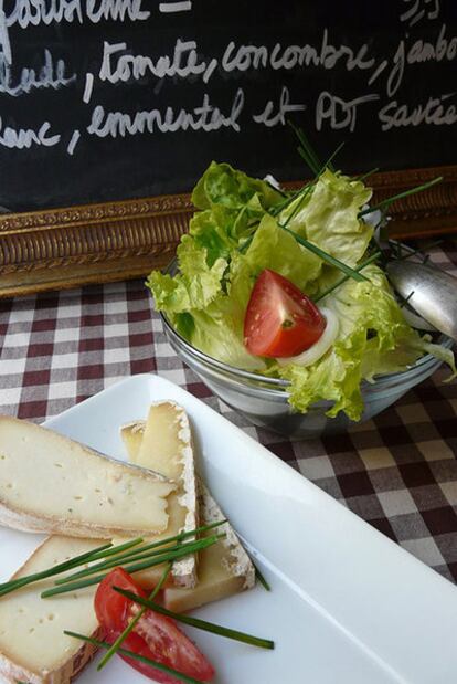 Plato de queso del bar y restaurante La Popote du 18, en Montmartre.