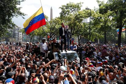 Guaidó y López burlan el cerco y arengan a la multitud en Caracas contra Maduro.