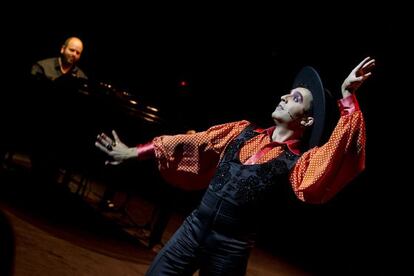 Ángel Ruiz y César Belda (al piano), en Miguel de Molina al desnudo.