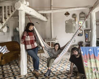 Inés Aguilar, Miguel Fernández de Molina y Valentina, su hija, viven en un pueblo de siete habitantes.