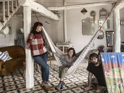 Inés Aguilar, Miguel Fernández de Molina y Valentina, su hija, viven en un pueblo de siete habitantes.