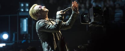 Bono, de U2, en un concierto en el Palau Sant Jordi de Barcelona, en 2005.