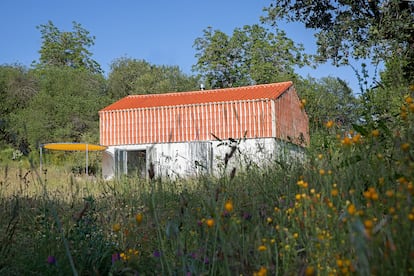 La imagen exterior de la cabaña en Prado Toro representa una ensoñada construcción agrícola existente a la que se ha añadido un cascarón de tejas a modo de ampliación.   