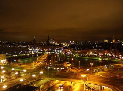 Vista desde lo alto de la plaza de Södermalmstonkg hacia Gamla Stan