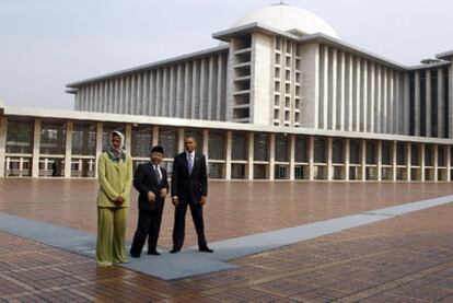 El matrimonio Obama con el gran imán de la mezquita Istiqlal, ayer en el patio de esta, en Yakarta.