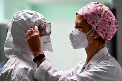 Una enfermera ayuda a su compañera a colocarse unas gafas protectoras, en el hospital San Filippo Neri, en Roma (Italia).