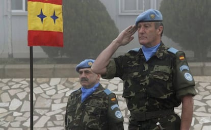 El general Alberto Asarta, a la derecha, en una imagen de 2012 tomada en Marjayún (Líbano).