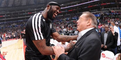 Sterling conversa con Reggie Evans, jugador de los Brooklyn Nets, en un partido en noviembre.