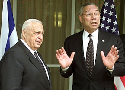 Ariel Sharon (izquierda), junto al secretario de Estado de EE UU, Colin Powell, ayer en Jerusalén.