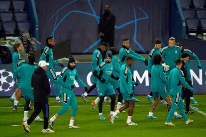 Carlo Ancelotti junto a los jugadores del Real Madrid durante un entrenamiento en el estadio Parque de los Príncipes de París.