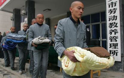 Presos del campo de trabajos forzados X'ian, en la provincia de Shaanxi, hacen cola para recoger edredones en noviembre de 2006.