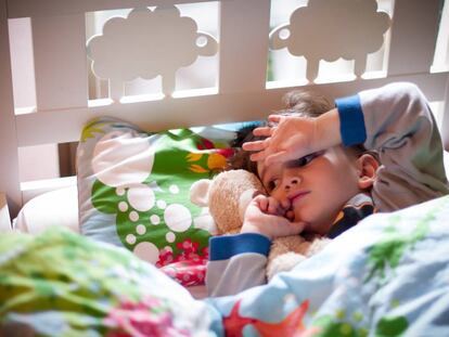 Niño con problemas de sueño causados por el cambio horario