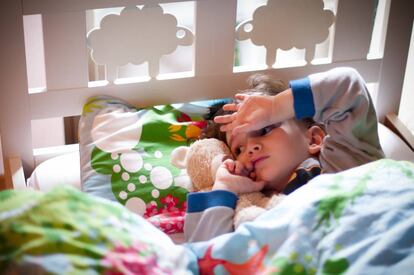 Niño con problemas de sueño causados por el cambio horario