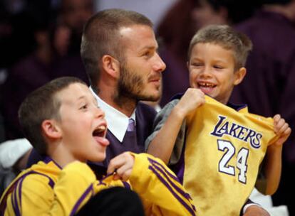 Beckham y sus hijos, en el Staples Center.