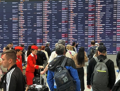 Pasajeros ante paneles informativos sobre vuelos en el aeropuerto Sheremetyevo de Moscú, el 21 de julio.