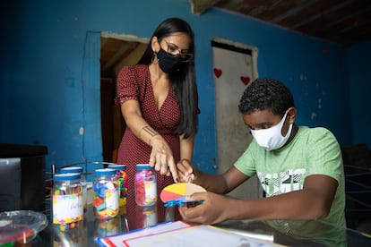 La brasileña Vilma Soares ideó un método pedagógico para que su alumno con autismo, Robson Melo, no se quedara atrás en su educación.