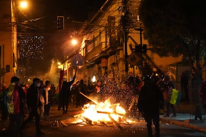 Pobladores protestas para repudiar lo que ellos consideran que es un golpe de Estado.