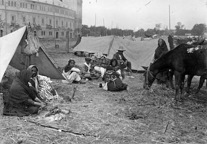 Asentamiento gitano junto a la plaza de España de Sevilla en la década de los años 20. El recorrido de esta exposición también recuerda la inmigración gitana del campo a las ciudades y de las ciudades a los polígonos y extrarradios de los centros urbanos durante el siglo XX.