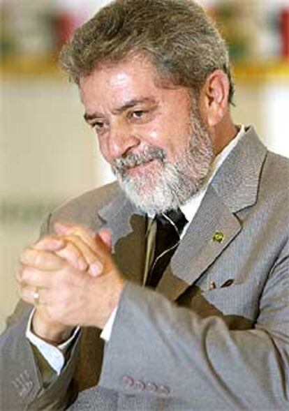 Lula recibe el aplauso de los trabajadores de la empresa Petrobras durante el 50º aniversario de la fundación de la compañía petrolífera.