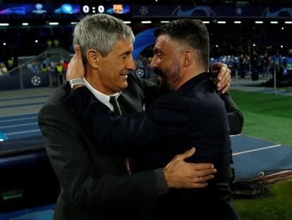 Abrazo entre los entrenadores de ambos equipos, Quique Setién y Gennaro Gattuso, antes del inicio del partido.