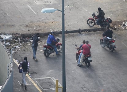Un segundo grupo de civiles armados incursiona en la avenida Francisco de Solano para intimidar a las personas que protestan. Muchos de estos hombres tienen chalecos antibalas y exhiben sus armas de fuego.