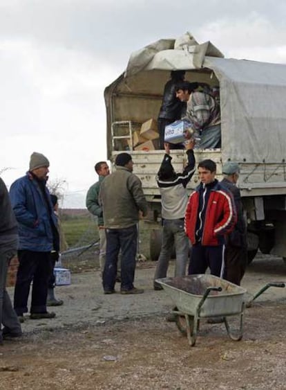 Reparto de ayuda humanitaria en el valle de Osojane, en Kosovo.