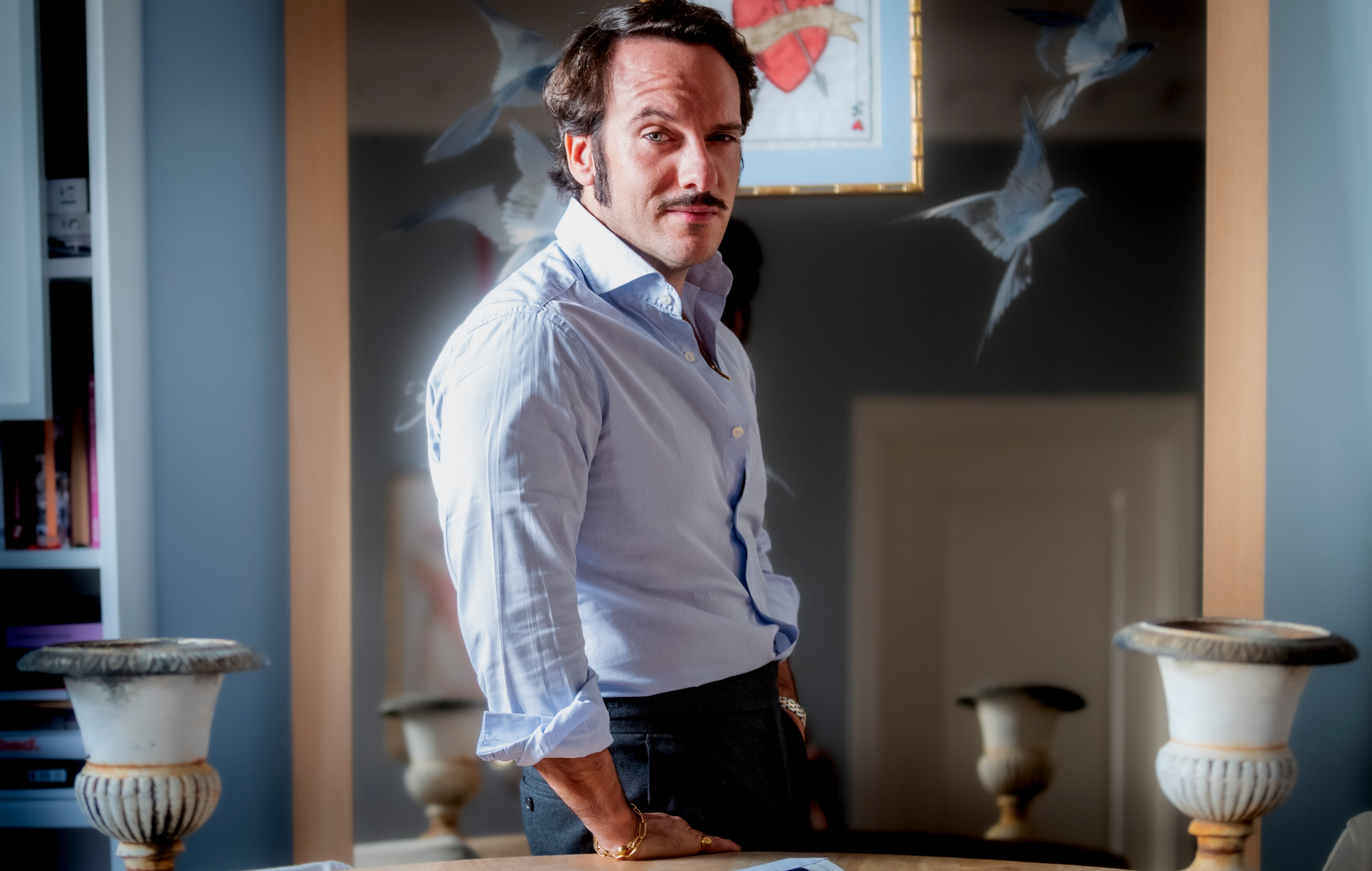 Encinar posa, ceja en alto, en el salón de su casa-estudio en Madrid.