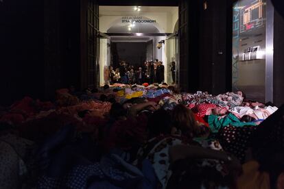 'En la piel del otro' es una performance colaborativa dirigida por Pilar Albarracín en la que muchas mujeres con vestidos flamencos yacen en el suelo. Surgió para conmemorar el bombardeo de Guernica y, ocupando todo el espacio, aparecen colocadas a la entrada de una exposición, dificultando el acceso del público a la misma.