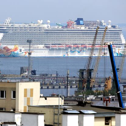 FILE PHOTO: The Norwegian Getaway cruise ship arrives in Port of Gdynia, Poland June 23, 2017. REUTERS/Radu Sigheti/File Photo