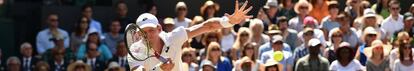 Anderson trata de devolver una pelota durante la final en Londres.