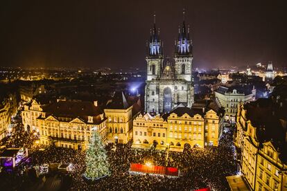 La cuidada y profusa decoración lumínica juega un papel clave en la atmósfera especial de los mercadillos navideños de Praga, que figuran entre los más bonitos del mundo y estarán abiertos hasta el 6 de enero. El de la Plaza de la Ciudad Vieja (en la foto) está presidido por un enorme Árbol traído cada año de un rincón distinto de la República Checa; en su montaje se han utilizado 12 kilómetros de cables y 121.000 de puntos de luz que bailan en espectáculos diarios de animación musical. El puente pasarela ubicado en mitad de la plaza se ha ampliado para permitir a los visitantes una vista panorámica del mercadillo.